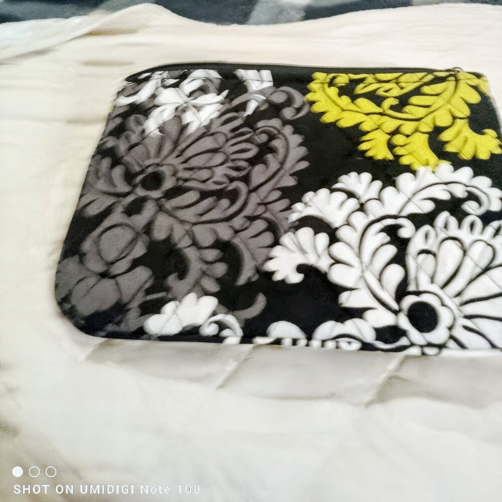 VERA BRADLEY ZIPPERED POUCH (euc)
